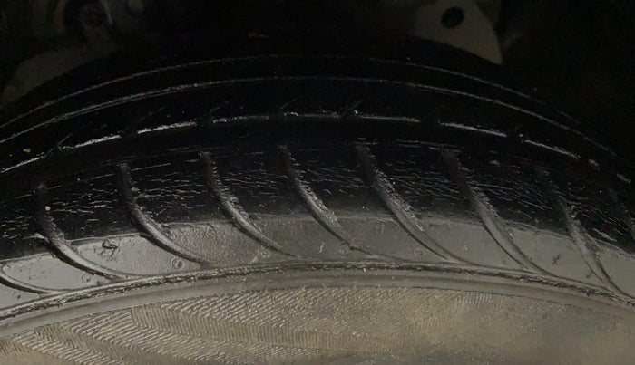 2018 Ford Figo Aspire TITANIUM 1.2 PETROL, Petrol, Manual, 60,505 km, Right Front Tyre Tread