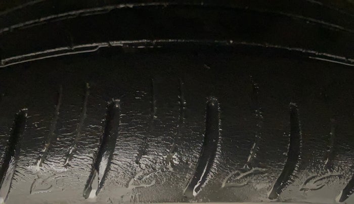 2021 Mahindra XUV300 W8 (O) 1.2 PETROL AMT, Petrol, Automatic, 59,338 km, Right Front Tyre Tread