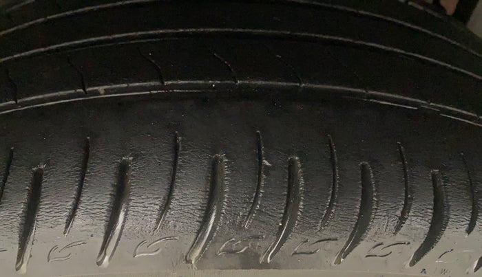 2021 Mahindra XUV300 W8 (O) 1.2 PETROL AMT, Petrol, Automatic, 59,338 km, Right Rear Tyre Tread