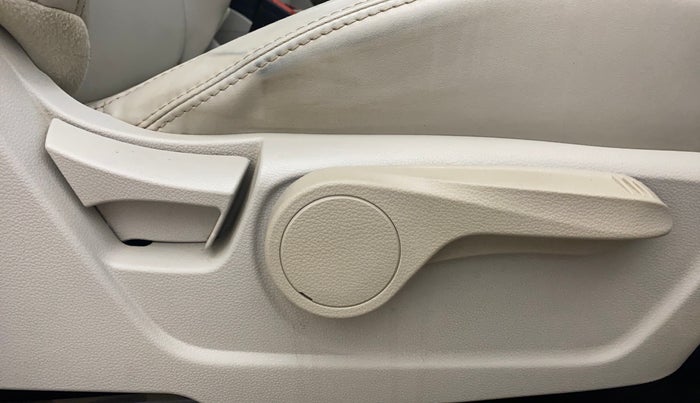 2021 Mahindra XUV300 W8 (O) 1.2 PETROL AMT, Petrol, Automatic, 59,338 km, Driver Side Adjustment Panel