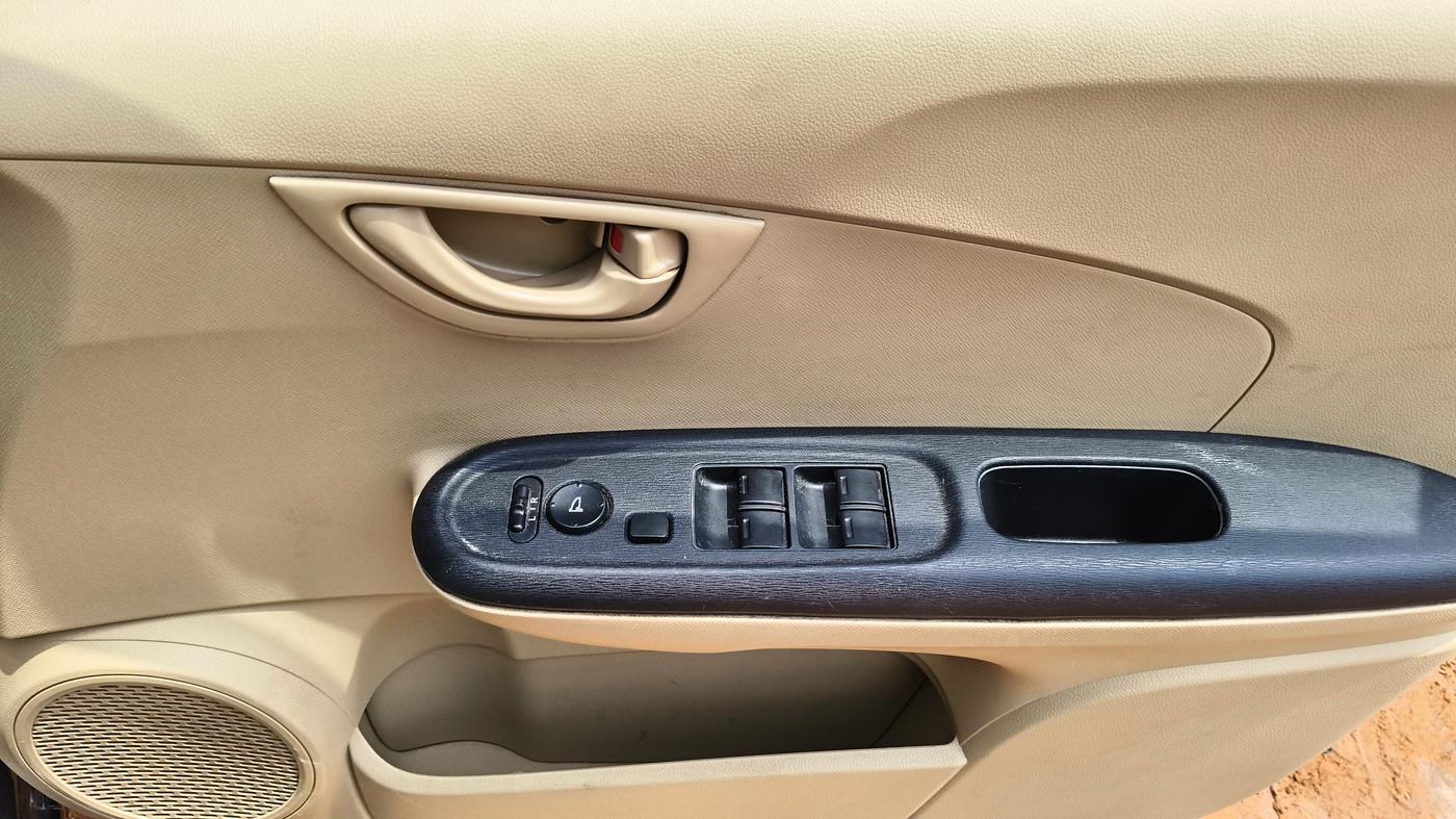 2015 Honda Amaze 1.2L I-VTEC S AT, Petrol, Automatic, 36,084 km, Driver Side Door Panels Control