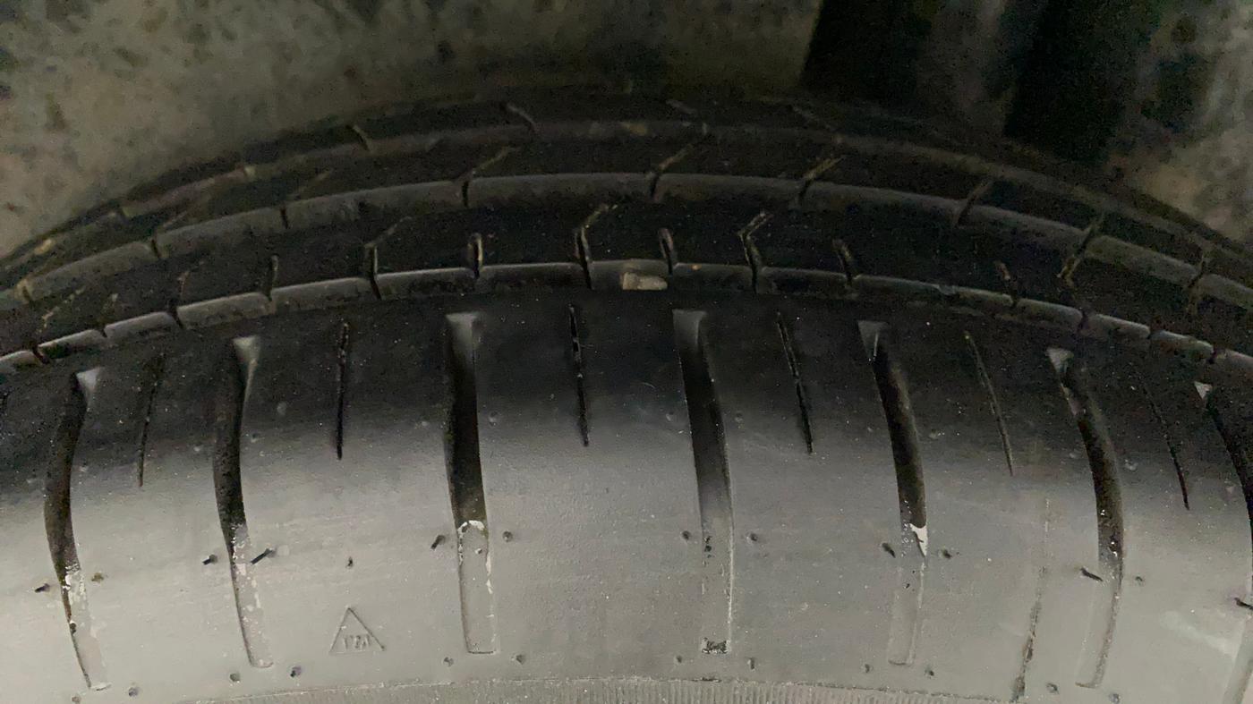 2015 Maruti Ciaz VXI+, Petrol, Manual, 94,950 km, Left Rear Tyre Tread
