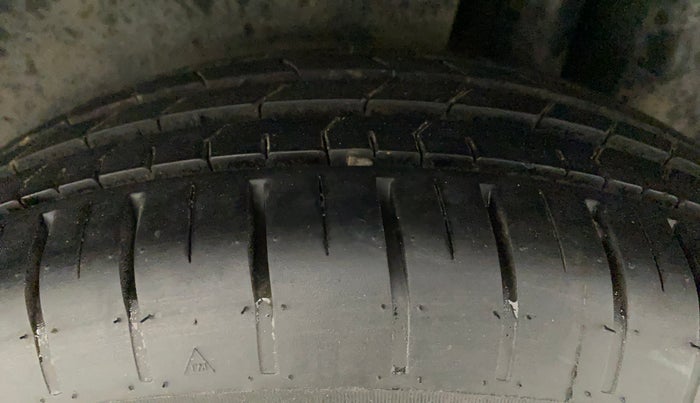 2015 Maruti Ciaz VXI+, Petrol, Manual, 94,950 km, Left Rear Tyre Tread