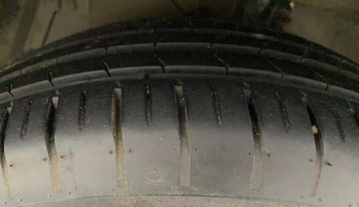 2015 Maruti Ciaz VXI+, Petrol, Manual, 94,950 km, Left Front Tyre Tread