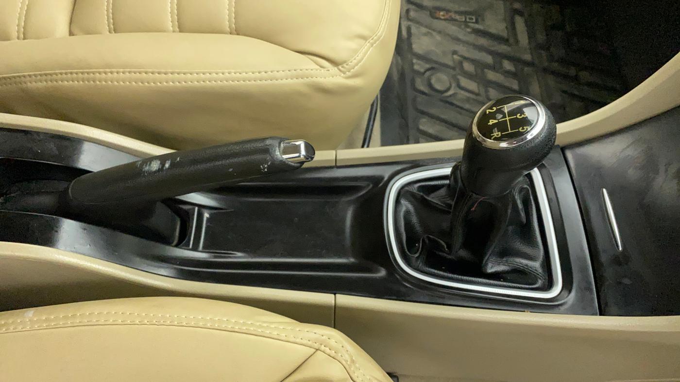 2015 Maruti Ciaz VXI+, Petrol, Manual, 94,950 km, Gear Lever