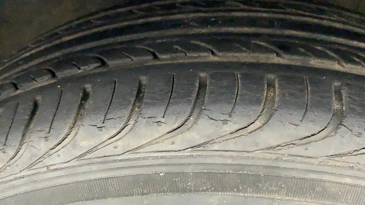 2013 Hyundai i20 MAGNA (O) 1.2, Petrol, Manual, 29,328 km, Right Front Tyre Tread