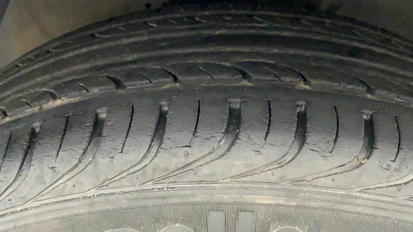 2013 Hyundai i20 MAGNA (O) 1.2, Petrol, Manual, 29,328 km, Left Front Tyre Tread