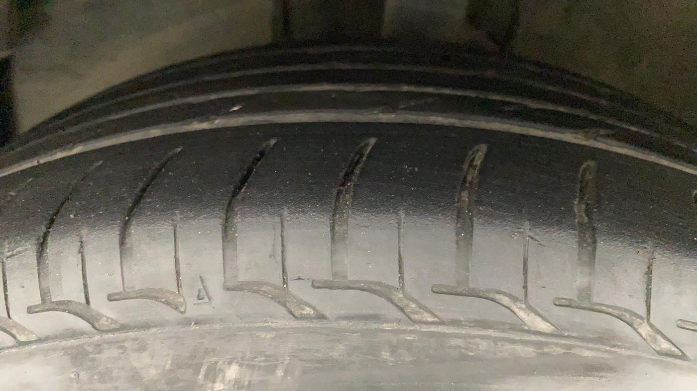 2012 Toyota Corolla Altis GL PETROL, Petrol, Manual, 76,628 km, Left Front Tyre Tread