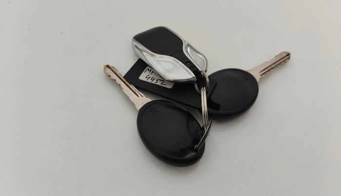 2019 Tata Zest XE PETROL, CNG, Manual, 72,673 km, Key Close Up