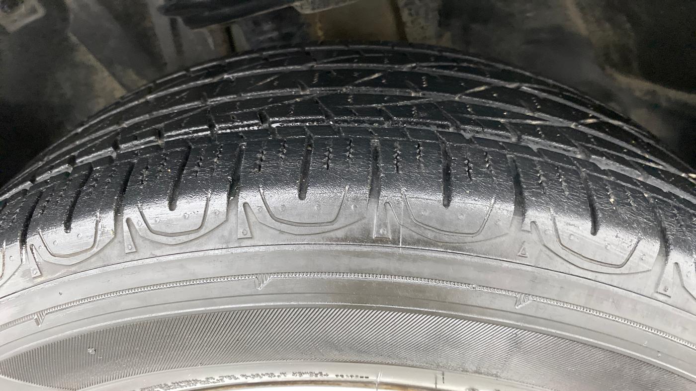 2017 Jeep Compass LIMITED 1.4 AT, Petrol, Automatic, 22,590 km, Right Front Tyre Tread