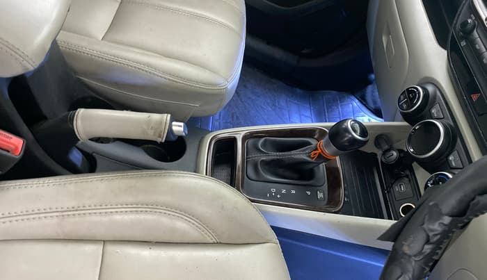 2020 Hyundai VENUE SX PLUS 1.0 TURBO DCT, Petrol, Automatic, 1,04,187 km, Gear Lever