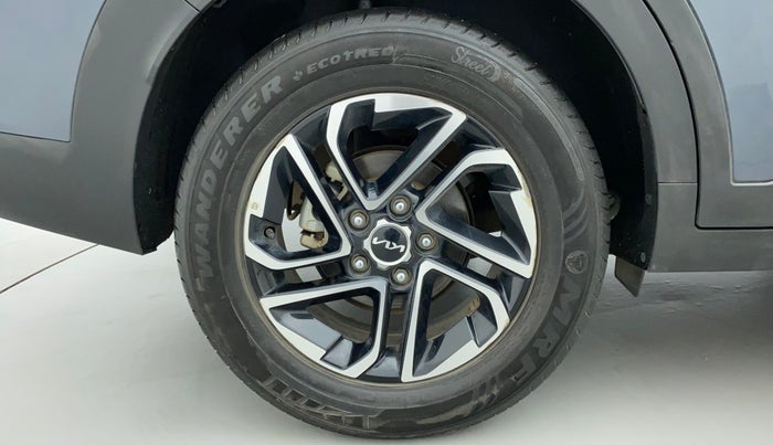 2022 KIA CARENS PRESTIGE PLUS 1.4 PETROL 7 STR, Petrol, Manual, 11,665 km, Right Rear Wheel