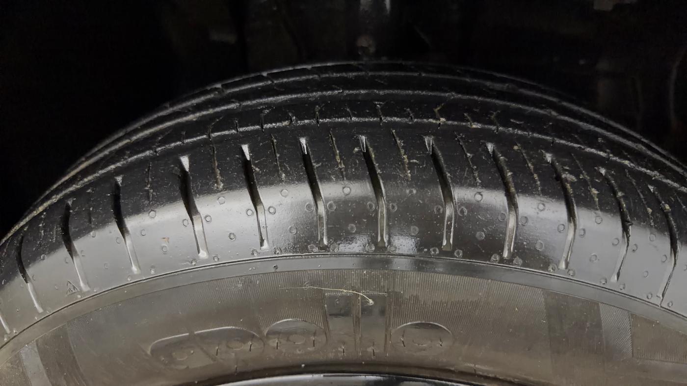 2021 Tata PUNCH ACCOMPLISHED AMT, Petrol, Automatic, 46,898 km, Right Front Tyre Tread