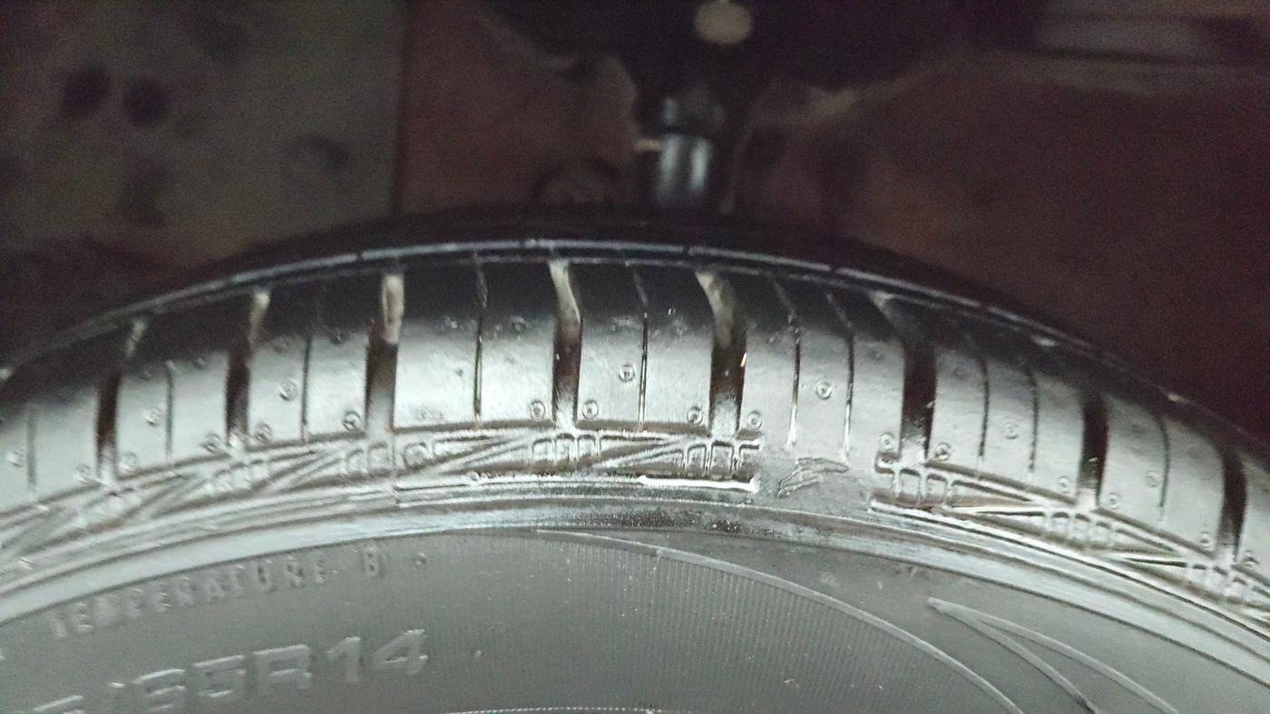 2015 Honda Brio V MT, Petrol, Manual, 86,322 km, Left Front Tyre Tread