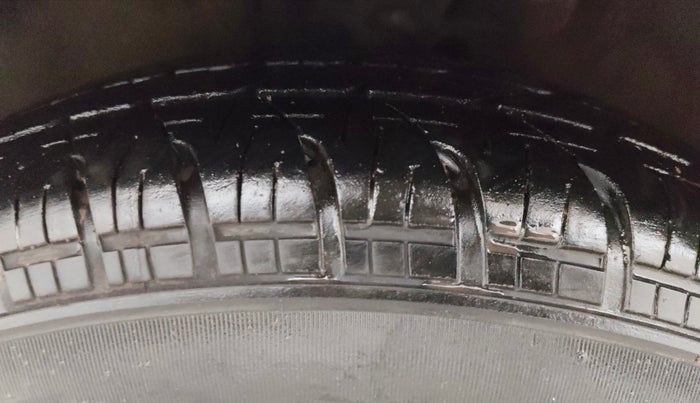 2013 Maruti Ritz VXI, Petrol, Manual, 79,103 km, Left Front Tyre Tread