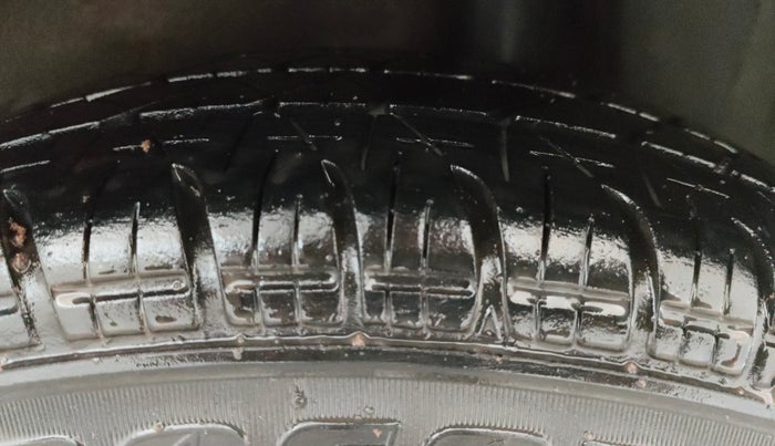 2013 Maruti Ritz VXI, Petrol, Manual, 79,103 km, Left Rear Tyre Tread