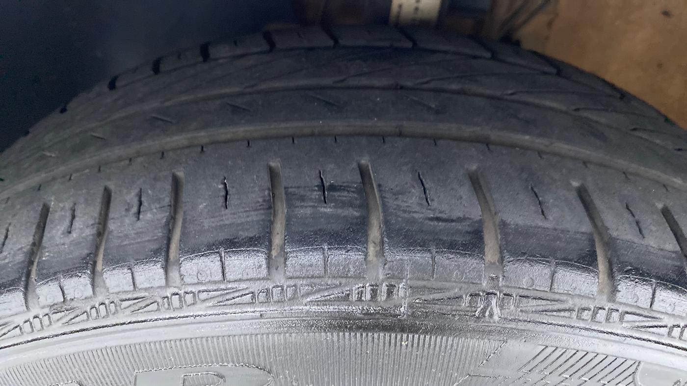 2016 Volkswagen Polo COMFORTLINE 1.2L PETROL, Petrol, Manual, 59,325 km, Left Front Tyre Tread