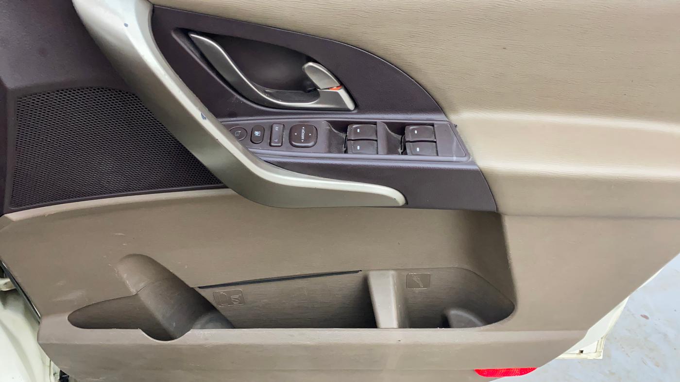 2012 Mahindra XUV500 W8 AWD, Diesel, Manual, 1,23,111 km, Driver Side Door Panels Control