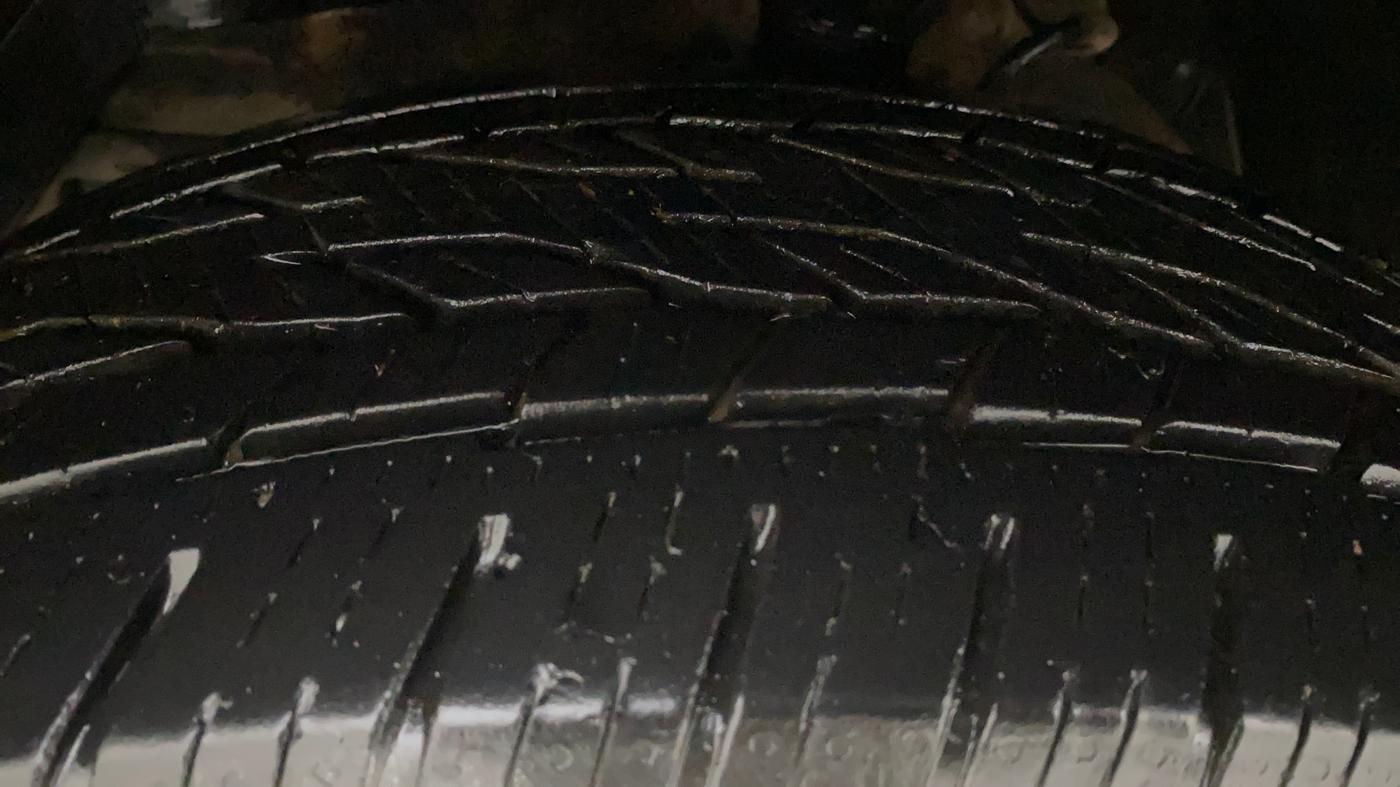 2012 Mahindra XUV500 W8 AWD, Diesel, Manual, 1,23,111 km, Left Front Tyre Tread