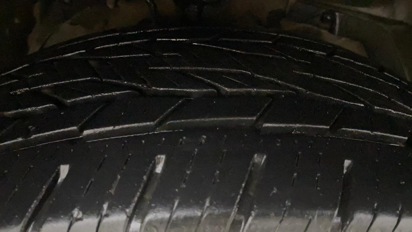 2012 Mahindra XUV500 W8 AWD, Diesel, Manual, 1,23,111 km, Right Front Tyre Tread