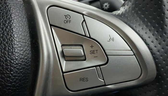 2022 Mahindra XUV300 W8 (O) 1.5 DIESEL, Diesel, Manual, 17,570 km, Adaptive Cruise Control