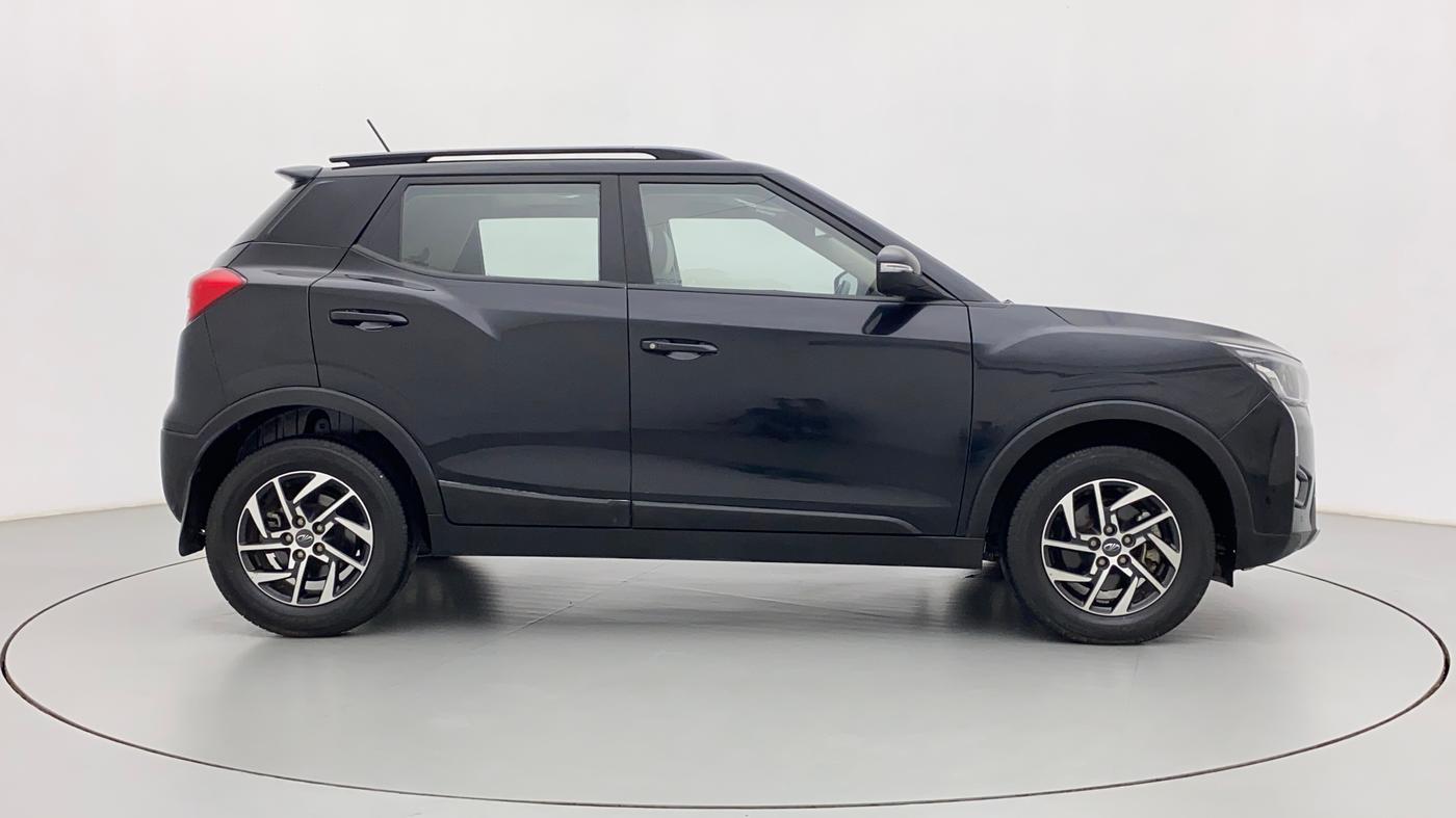 2022 Mahindra XUV300 W8 (O) 1.5 DIESEL, Diesel, Manual, 17,570 km, Right Side View
