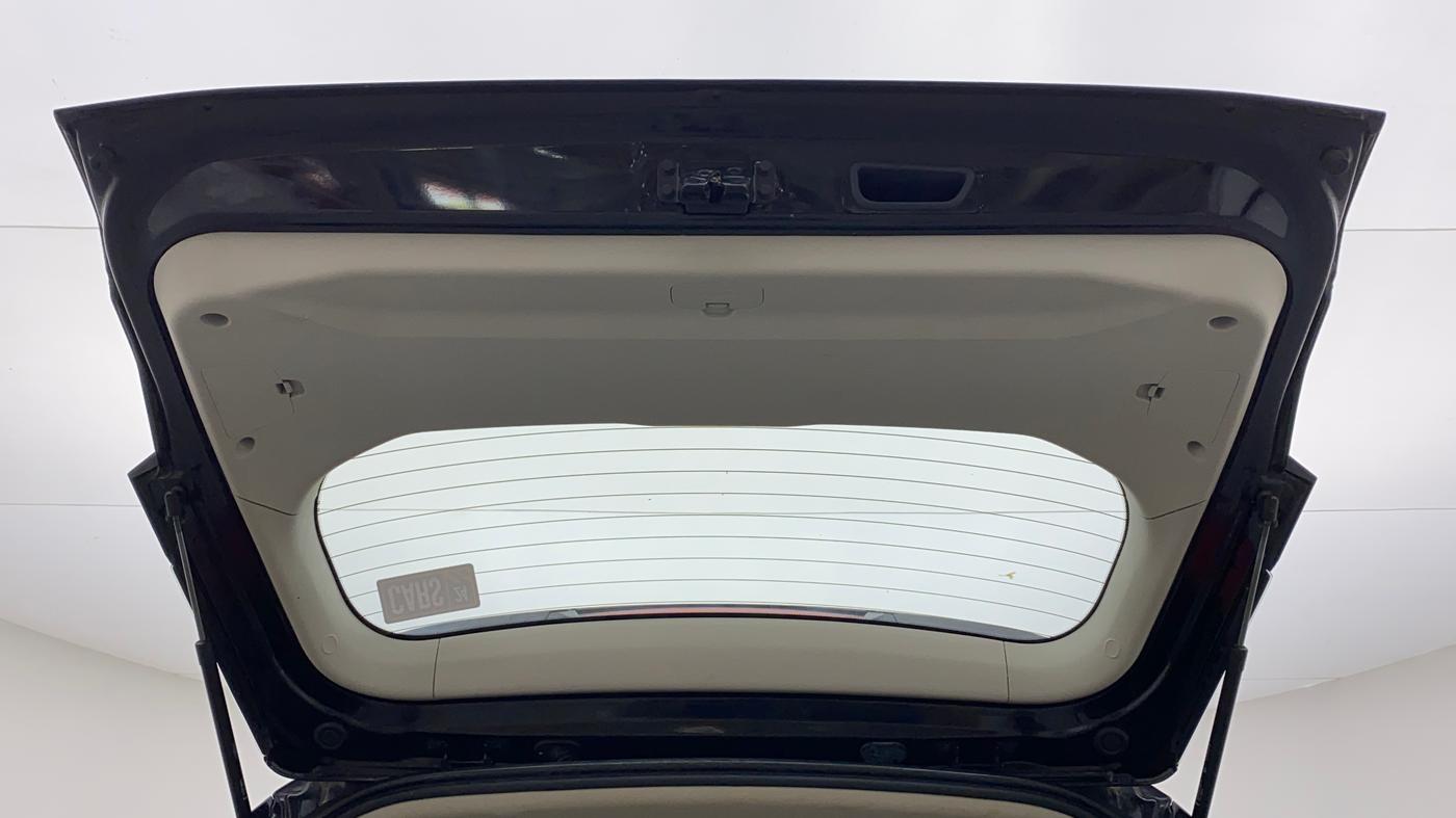 2022 Mahindra XUV300 W8 (O) 1.5 DIESEL, Diesel, Manual, 17,570 km, Boot Door Open