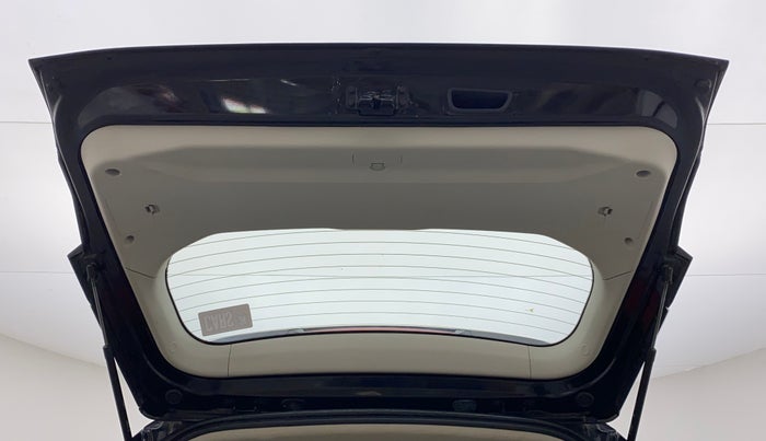 2022 Mahindra XUV300 W8 (O) 1.5 DIESEL, Diesel, Manual, 17,570 km, Boot Door Open