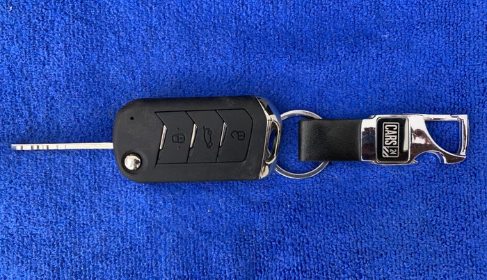 2022 Mahindra XUV300 W8 (O) 1.5 DIESEL, Diesel, Manual, 17,570 km, Key Close Up