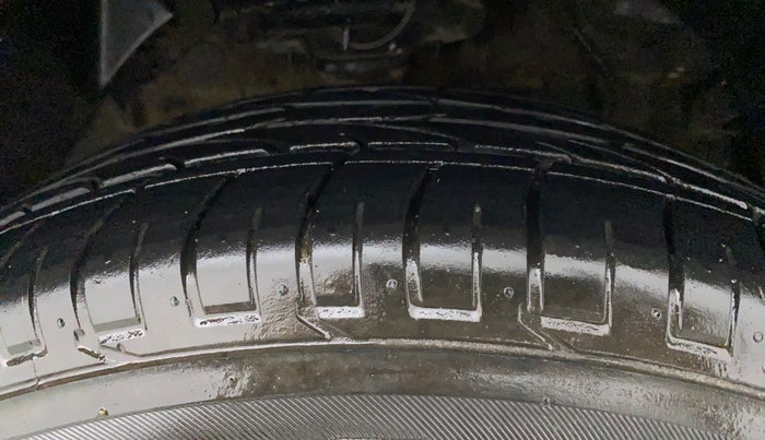 2022 Mahindra XUV300 W8 (O) 1.5 DIESEL, Diesel, Manual, 17,570 km, Right Front Tyre Tread