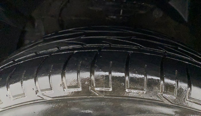 2022 Mahindra XUV300 W8 (O) 1.5 DIESEL, Diesel, Manual, 17,570 km, Left Front Tyre Tread