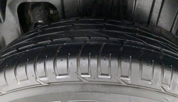 2022 Mahindra XUV300 W8 (O) 1.5 DIESEL, Diesel, Manual, 17,570 km, Left Rear Tyre Tread