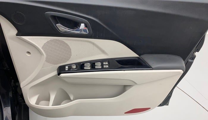 2022 Mahindra XUV300 W8 (O) 1.5 DIESEL, Diesel, Manual, 17,570 km, Driver Side Door Panels Control