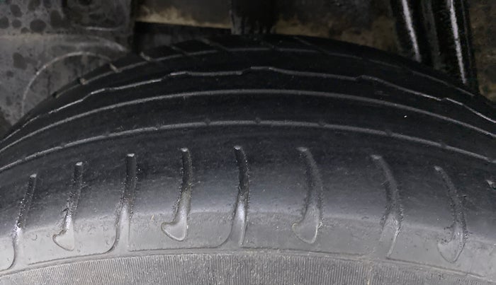 2016 Renault Duster RXL PETROL 104, Petrol, Manual, 55,728 km, Right Rear Tyre Tread