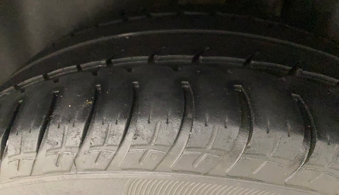 2015 Maruti Ciaz ZXI+, Petrol, Manual, 1,19,022 km, Left Rear Tyre Tread