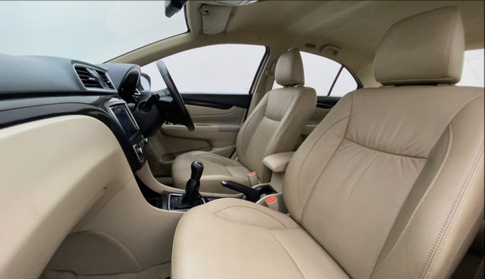 2015 Maruti Ciaz ZXI+, Petrol, Manual, 1,19,022 km, Right Side Front Door Cabin