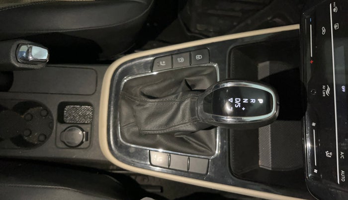 2023 Skoda SLAVIA STYLE 1.0L TSI AT, Petrol, Automatic, 37,294 km, Gear Lever