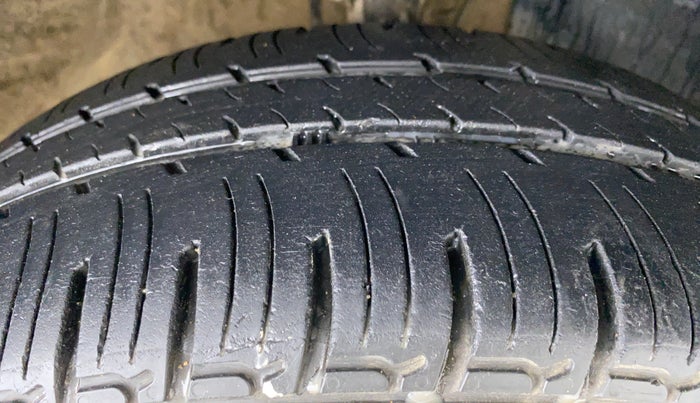 2016 Mahindra Kuv100 K6+ 6 STR, Petrol, Manual, 61,590 km, Right Front Tyre Tread