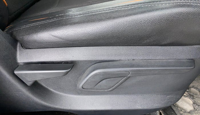 2016 Mahindra Kuv100 K6+ 6 STR, Petrol, Manual, 61,590 km, Driver Side Adjustment Panel