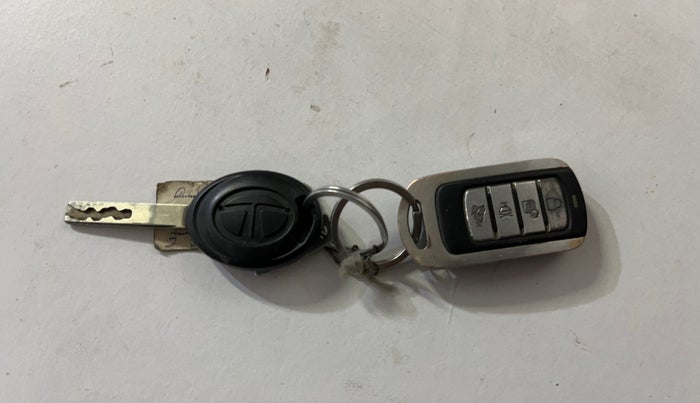 2021 Tata Tiago XE PETROL, CNG, Manual, 64,510 km, Key Close Up