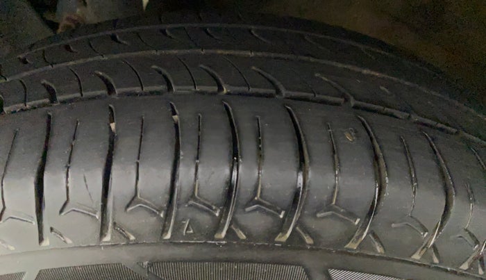 2021 Maruti New Wagon-R LXI CNG 1.0, CNG, Manual, 88,861 km, Left Front Tyre Tread