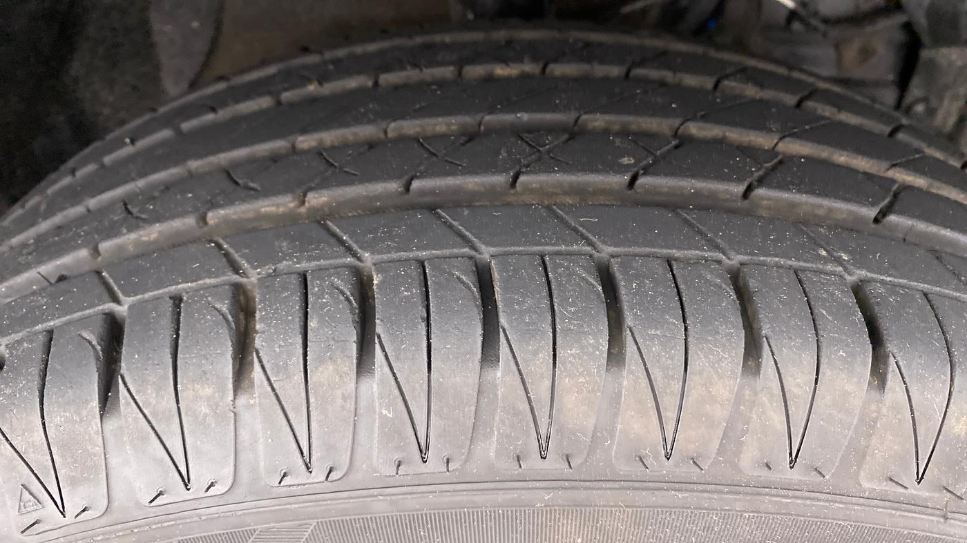 2022 Maruti BREZZA ZXI + SMART HYBRID, Petrol, Manual, 9,771 km, Right Front Tyre Tread