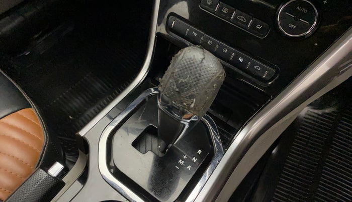 2018 Tata NEXON XZA PLUS PETROL DUAL TONE, Petrol, Automatic, 66,115 km, Gear lever - Knob cover torn