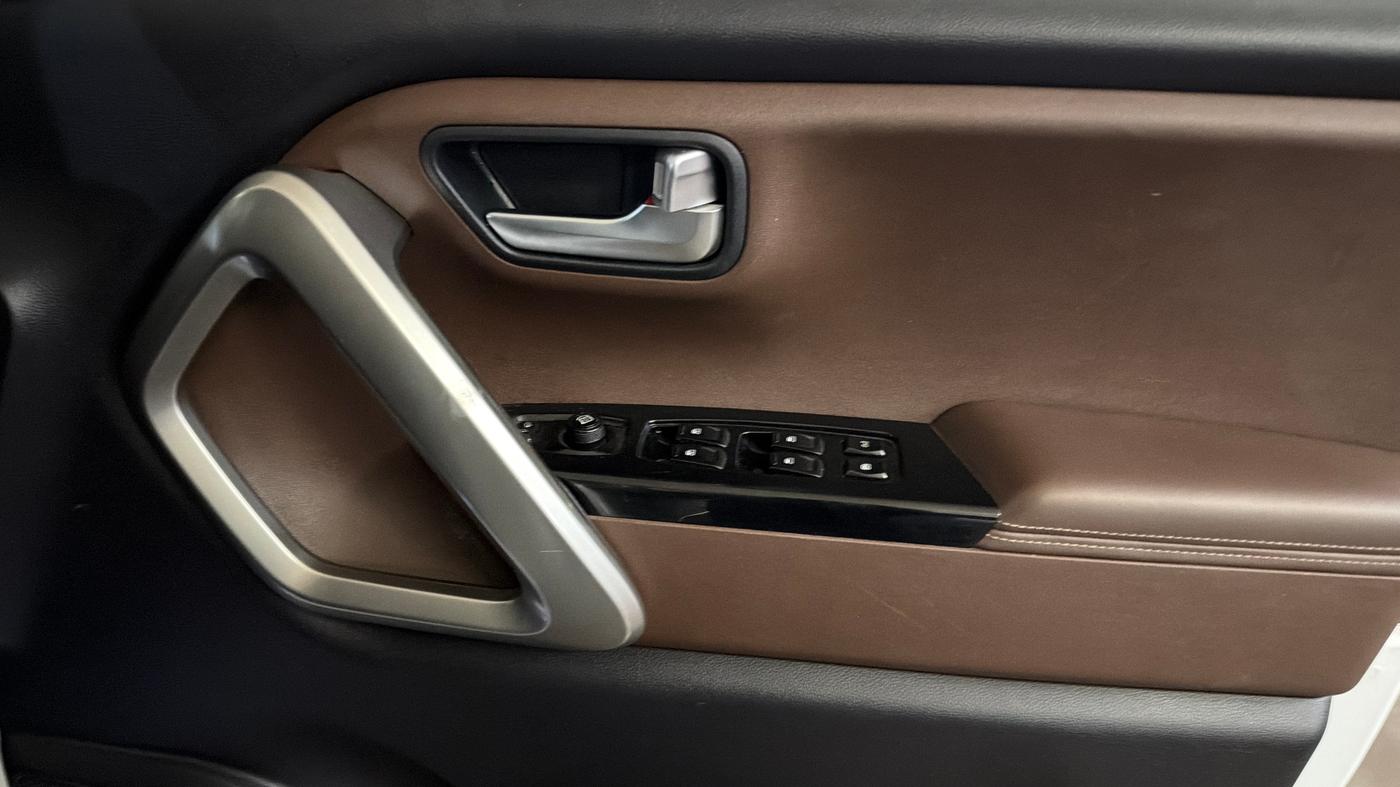 2023 Mahindra SCORPIO-N Z8 L PETROL AT 7 STR, Petrol, Automatic, 45,482 km, Driver Side Door Panels Control