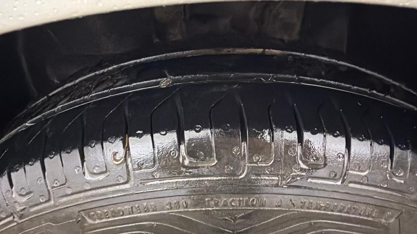 2020 Tata ALTROZ XE PETROL, Petrol, Manual, 33,599 km, Left Front Tyre Tread