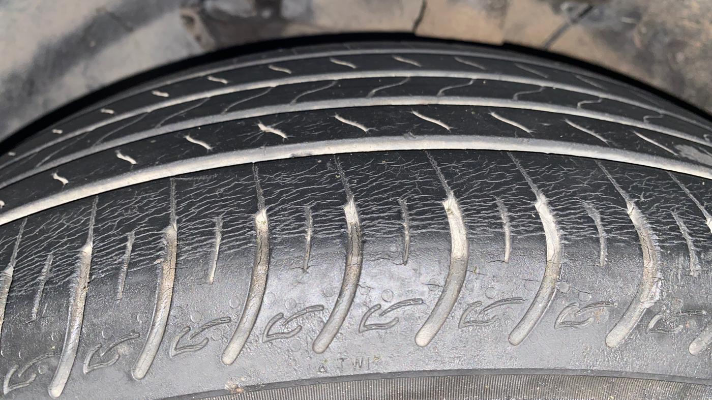 2022 KIA CARENS LUXURY PLUS 1.4 PETROL 7 STR, Petrol, Manual, 42,324 km, Left Front Tyre Tread