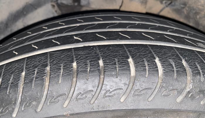 2022 KIA CARENS LUXURY PLUS 1.4 PETROL 7 STR, Petrol, Manual, 42,324 km, Left Front Tyre Tread