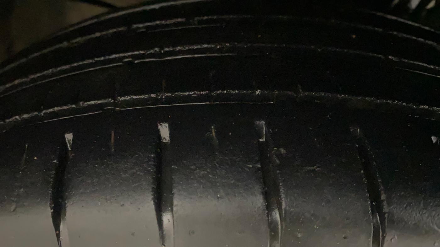 2022 Toyota Glanza V AMT, Petrol, Automatic, 42,590 km, Left Front Tyre Tread