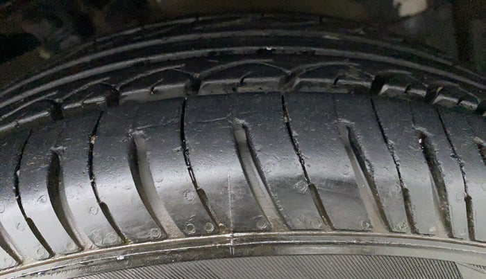 2010 Maruti Swift ZXI D, Petrol, Manual, 39,774 km, Left Rear Tyre Tread