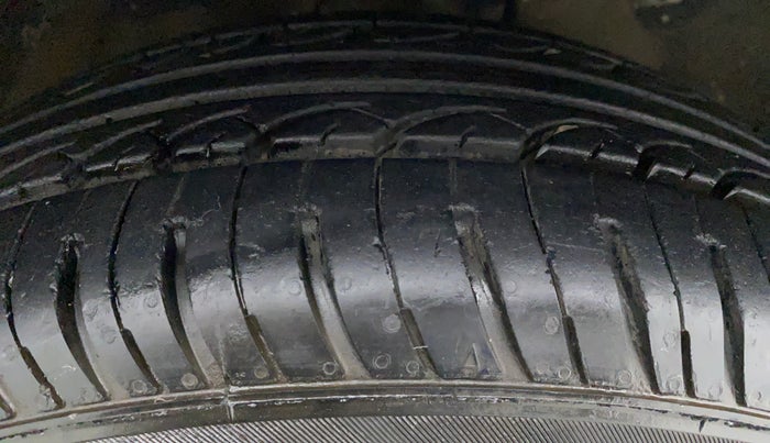 2010 Maruti Swift ZXI D, Petrol, Manual, 39,774 km, Left Front Tyre Tread